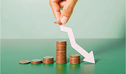 Illustration de la réduction des coûts logistiques : une flèche descendante à côté de piles de pièces de monnaie.