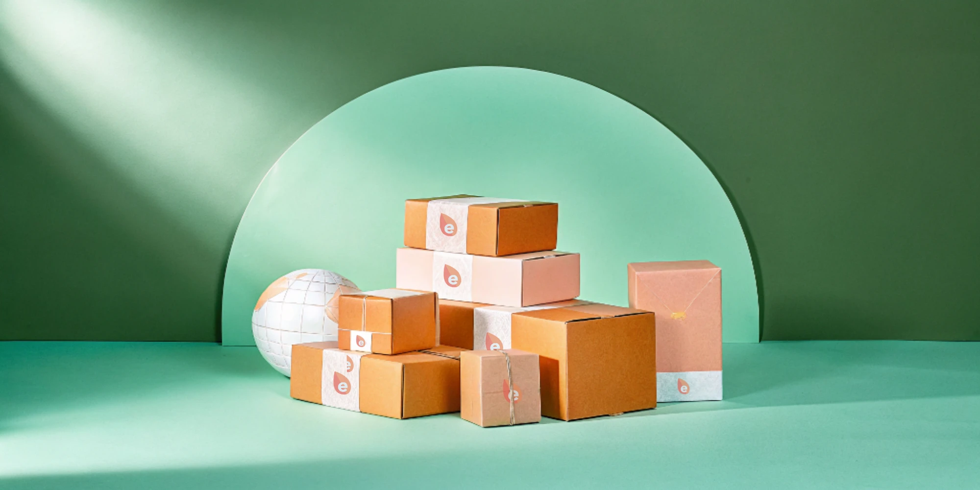 Illustration de Logistique sur mesure : pile de colis Ecolotrans devant un globe terrestre.