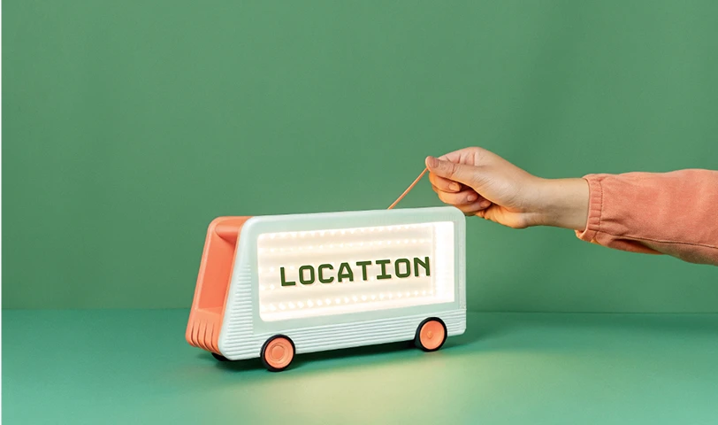 Véhicule stylisé affichant LOCATION, tiré par une main, représentant la géolocalisation en temps réel.