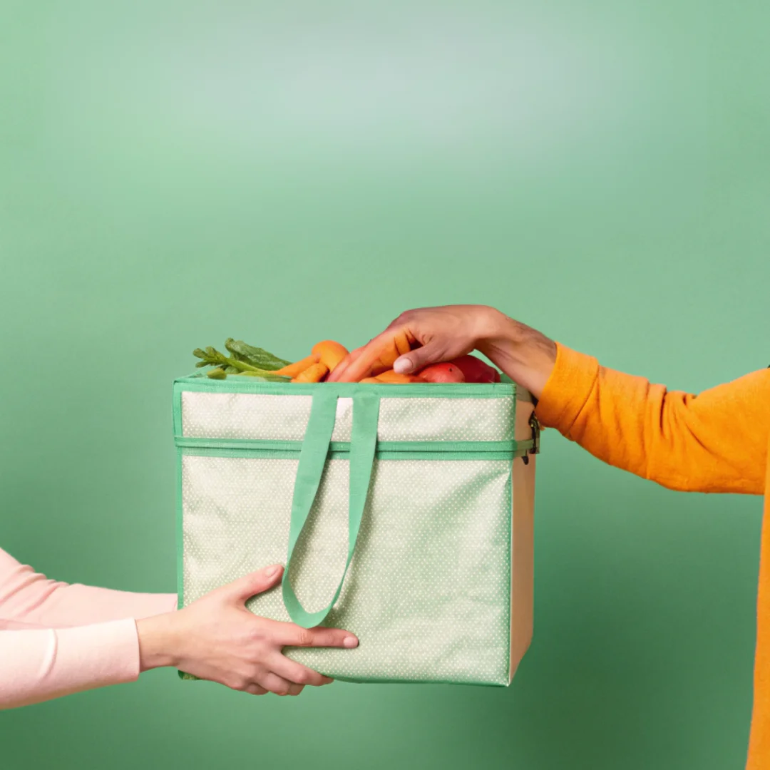 Illustration de livraison de produits frais : un sac de transport avec des légumes