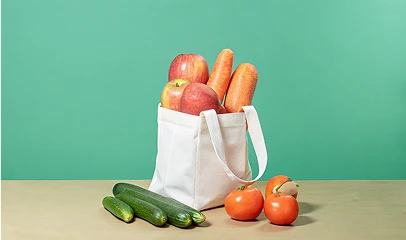 Illustration de livraison de produits frais : un sac réutilisable plein de légumes variés.